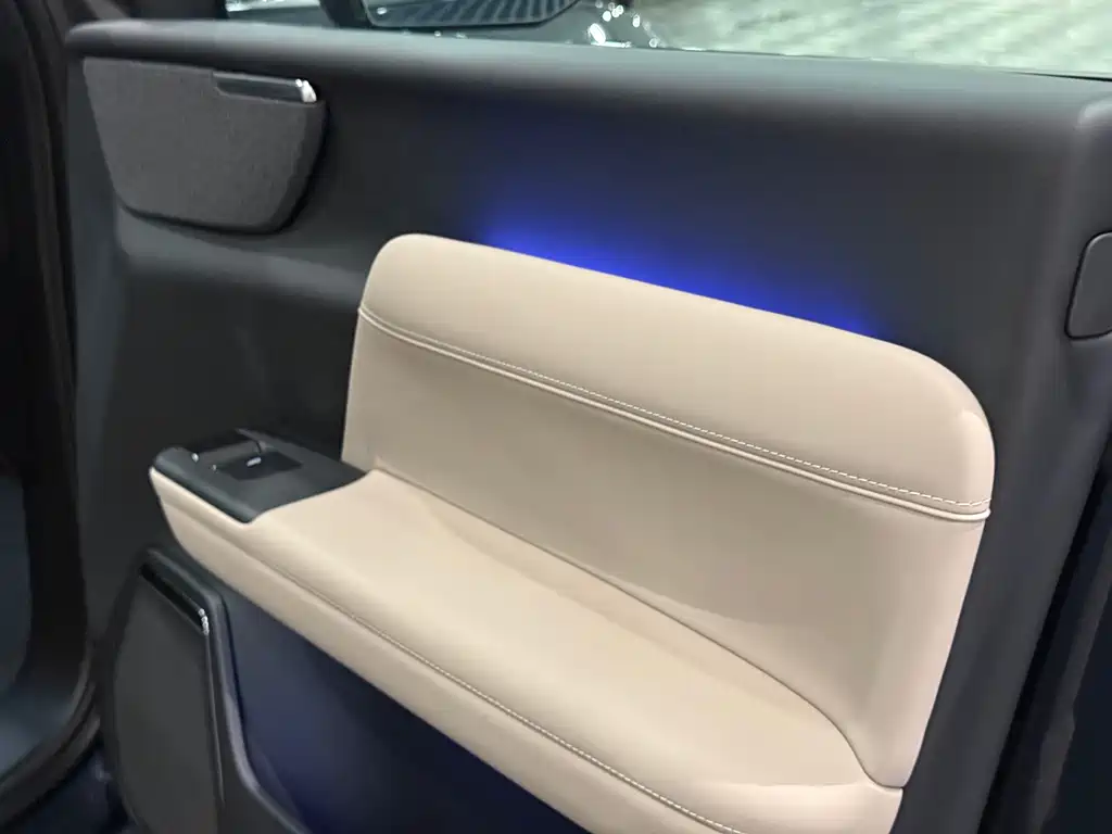 Volvo XC70 PHEV — миниатюра 15