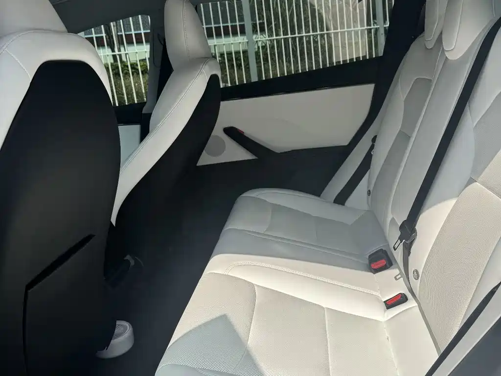 Tesla Model 3 — миниатюра 12