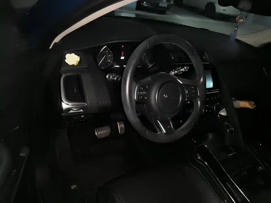 Jaguar E-PACE — миниатюра 12