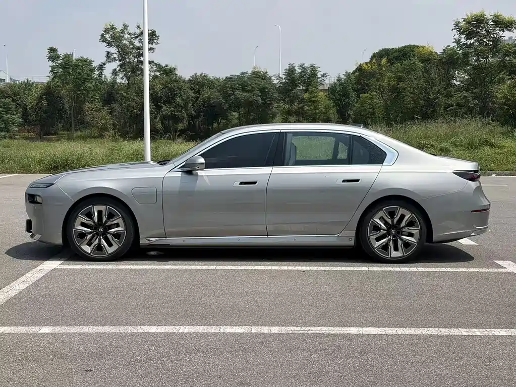 BMW i7 — миниатюра 4