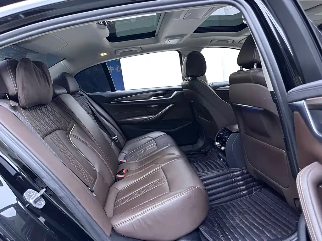 BMW 5 Series New Energy — миниатюра 11