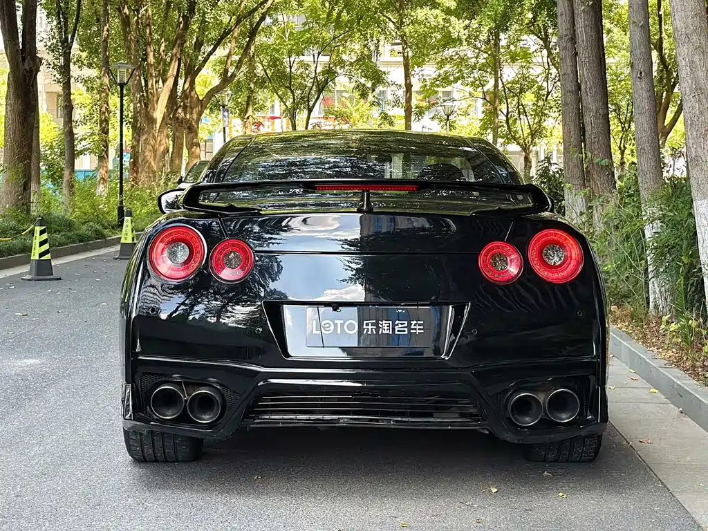 Nissan GT-R — миниатюра 6