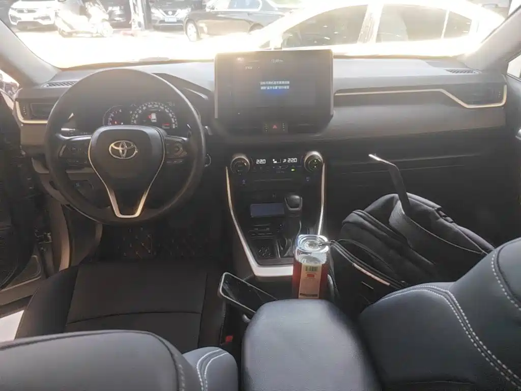 Toyota RAV4 — миниатюра 10