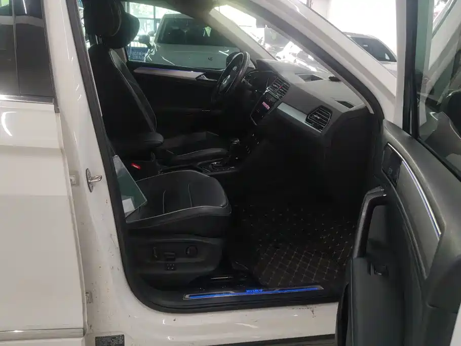 Volkswagen Tiguan L PHEV — миниатюра 8