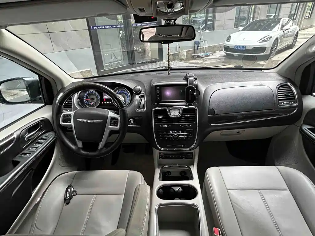 Chrysler Grand Voyager (Import) — миниатюра 10