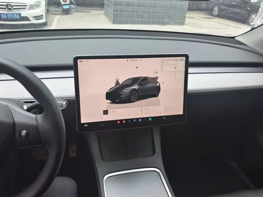 Tesla Model Y — миниатюра 13