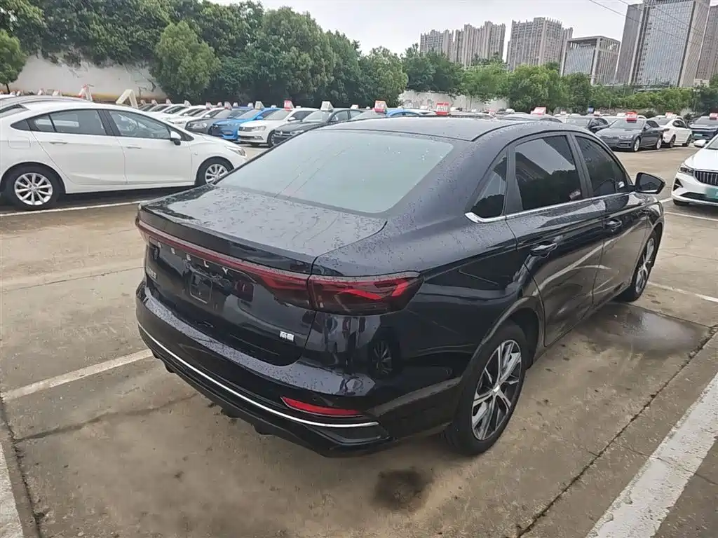 Geely Emgrand 2022 4 1.5L CVT Luxury