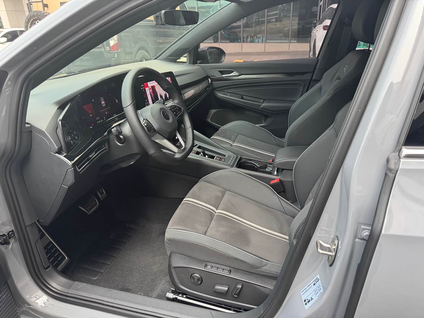 Volkswagen Golf 1.4 л 2023 г. Серебристо-серый, пробег 18900 км