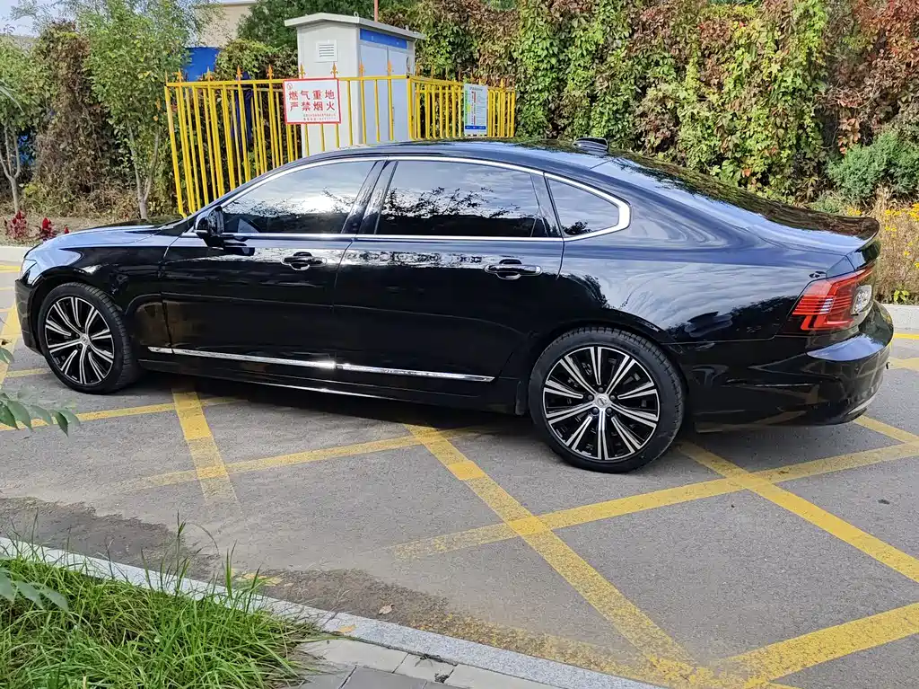 VOLVO  S90