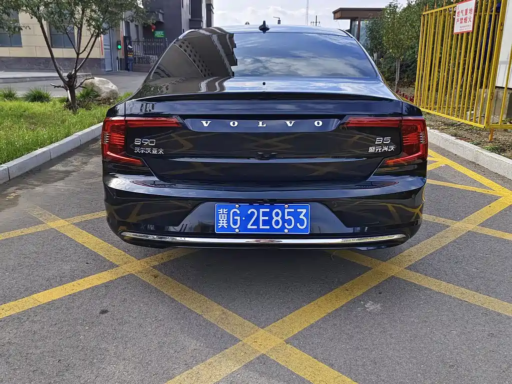 VOLVO  S90