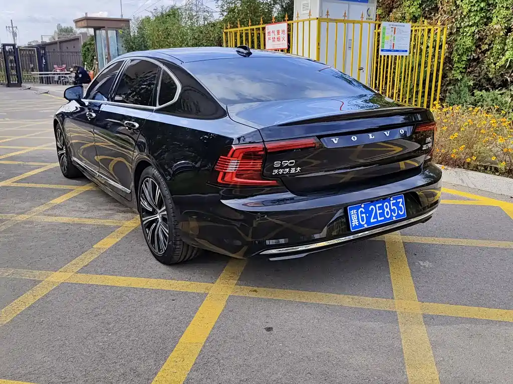 VOLVO  S90