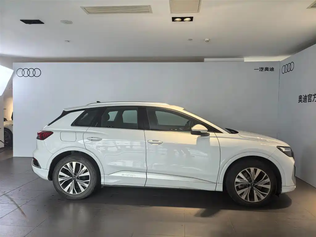 AUDI Q4 E TRON
