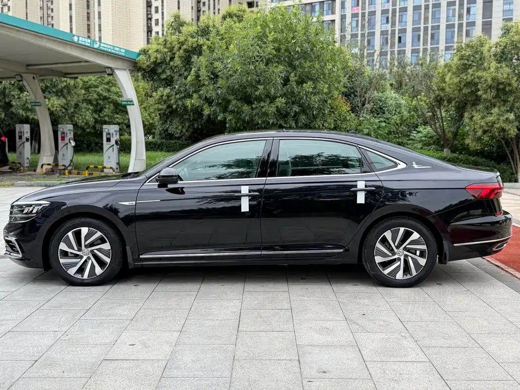 Volkswagen Passat PHEV — миниатюра 6