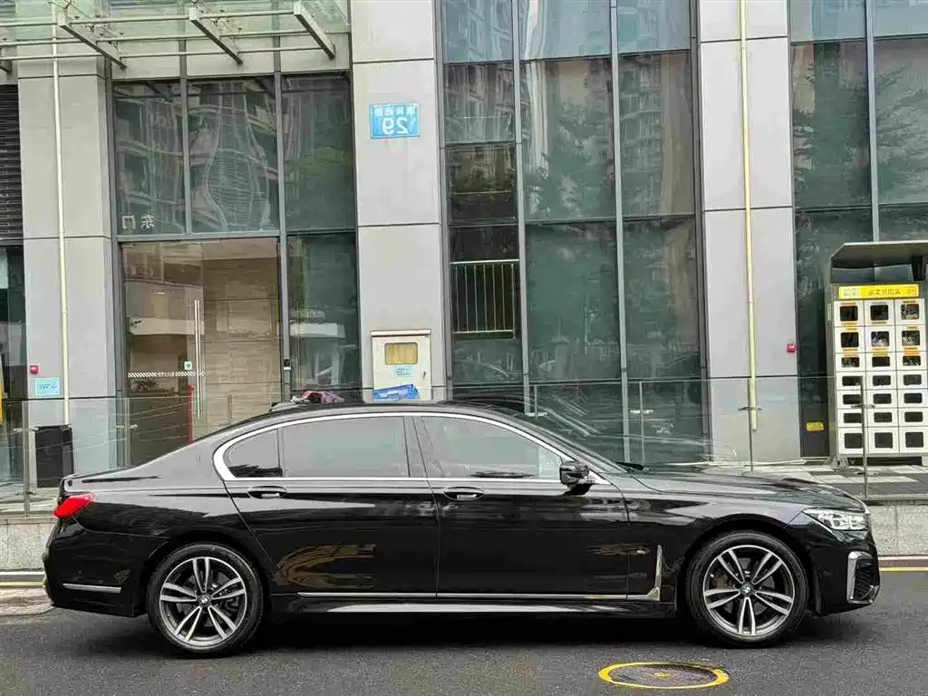 BMW 7 Series — миниатюра 4