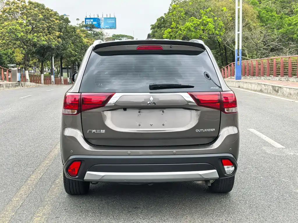 MITSUBISHI OUTLANDER