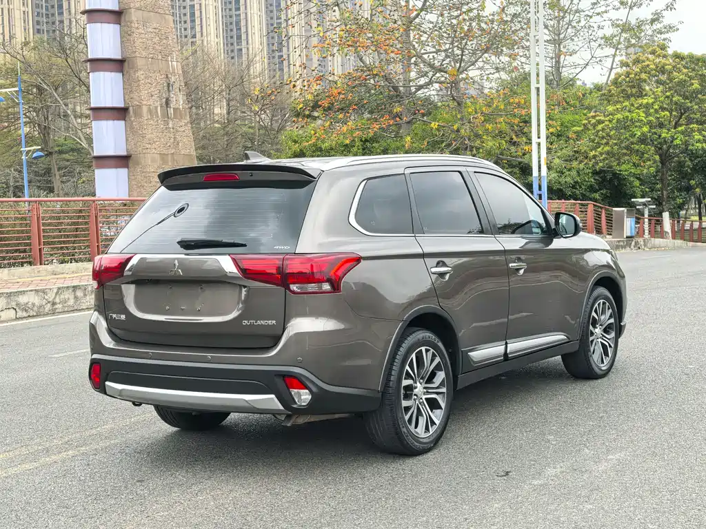 MITSUBISHI OUTLANDER