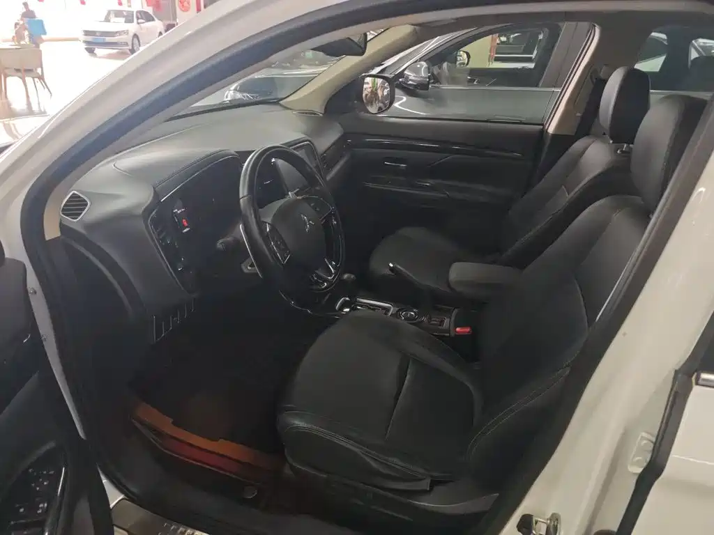Mitsubishi Outlander — миниатюра 8