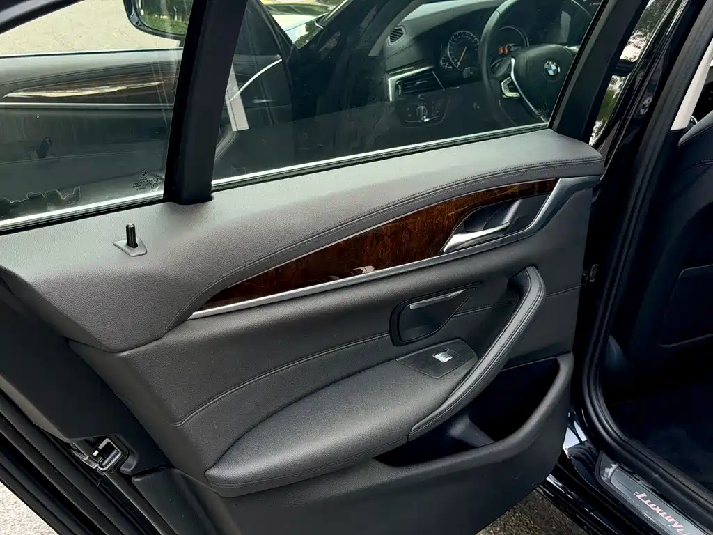 BMW 5 Series — миниатюра 16