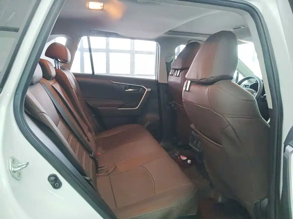 Toyota RAV4 — миниатюра 10
