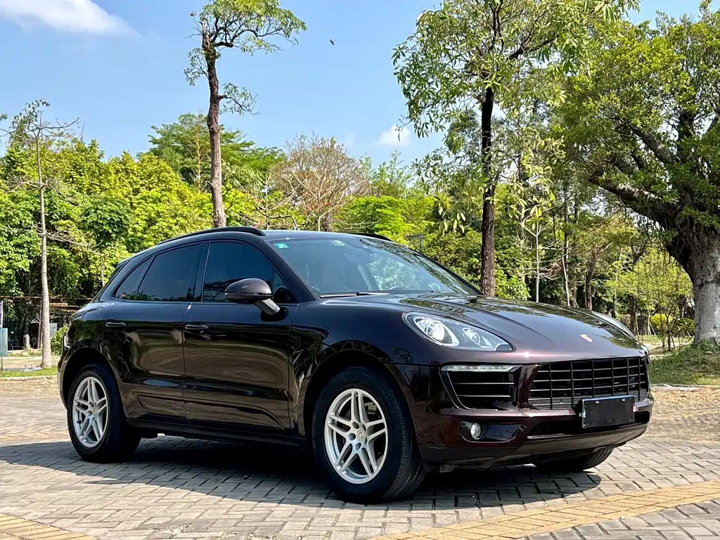 PORSCHE MACAN