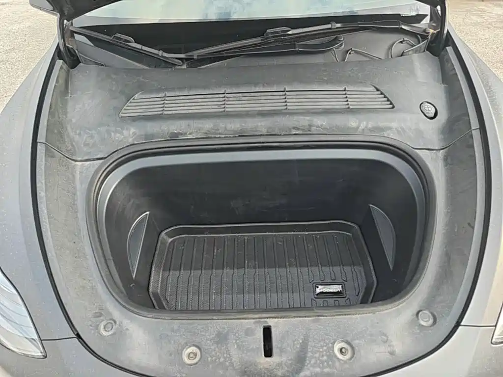 Tesla Model Y — миниатюра 20