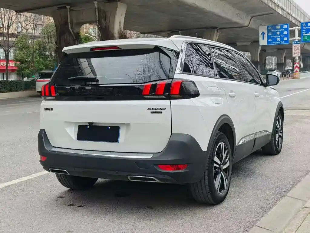 Peugeot 5008 2023 400THP 5 мест