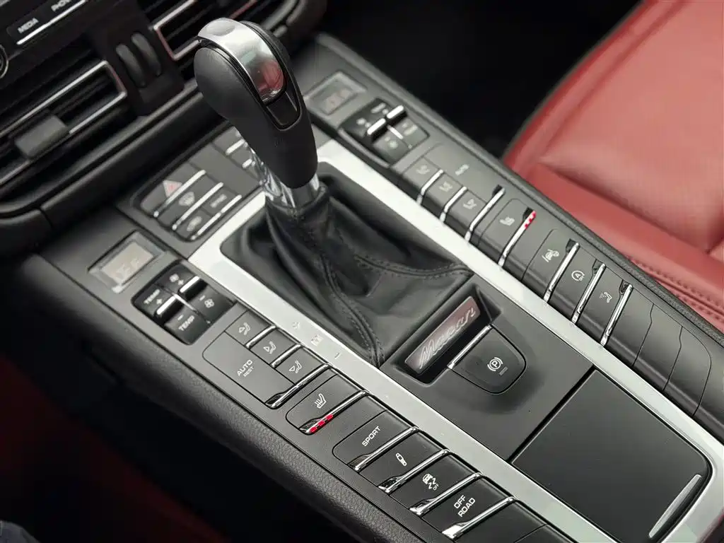 PORSCHE MACAN