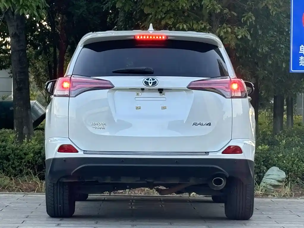 Toyota RAV4 — миниатюра 12