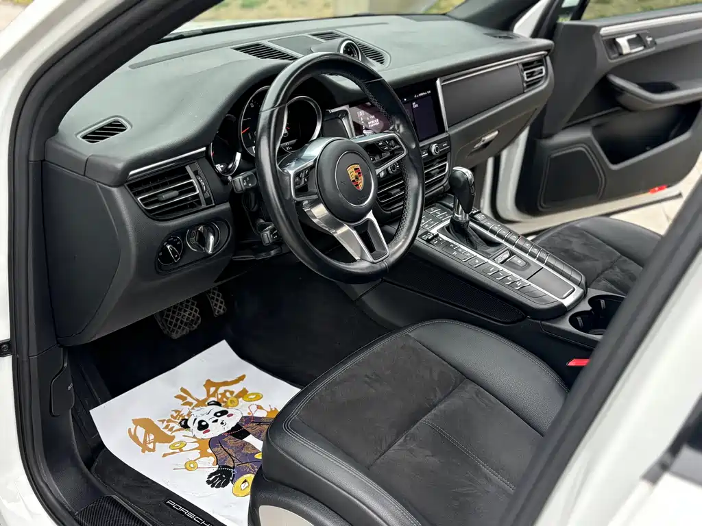 PORSCHE MACAN