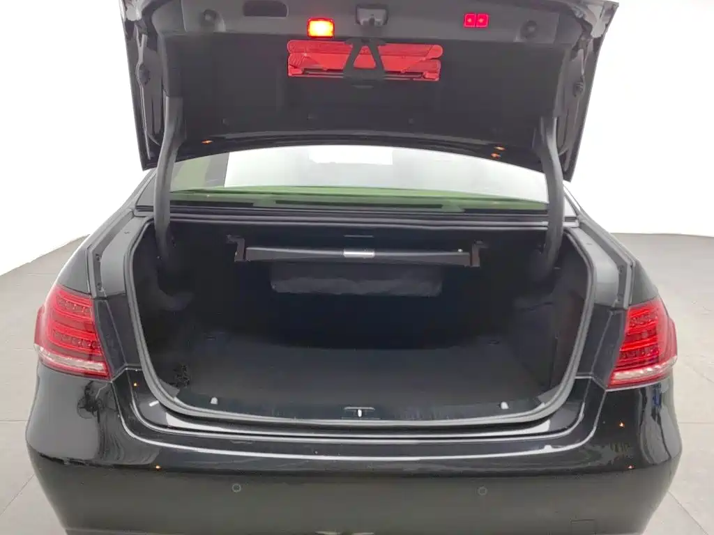Mercedes-Benz E-Class — миниатюра 16