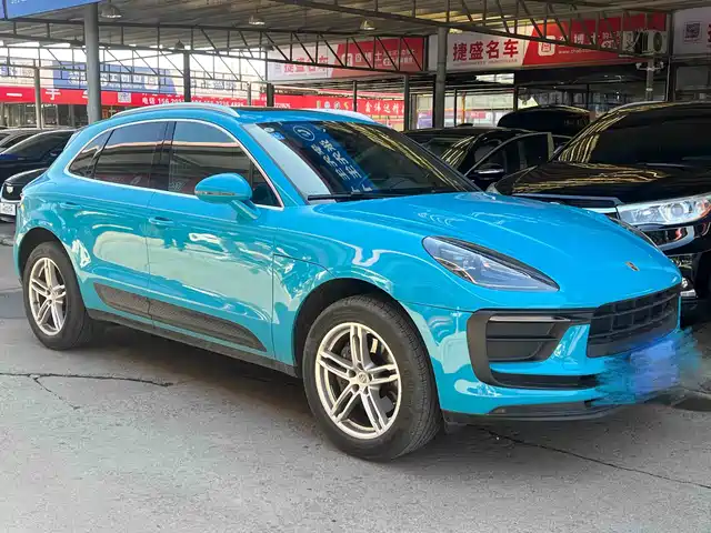 PORSCHE MACAN