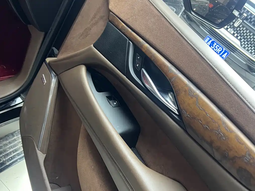 Cadillac Escalade — миниатюра 5