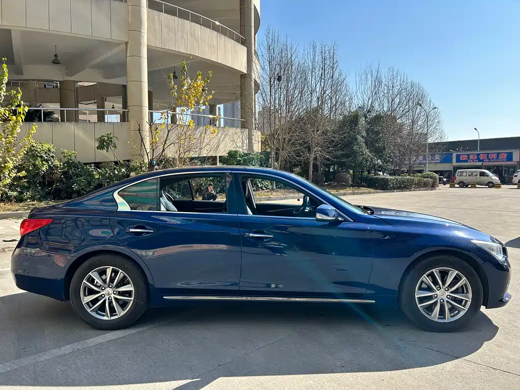 INFINITI Q50L