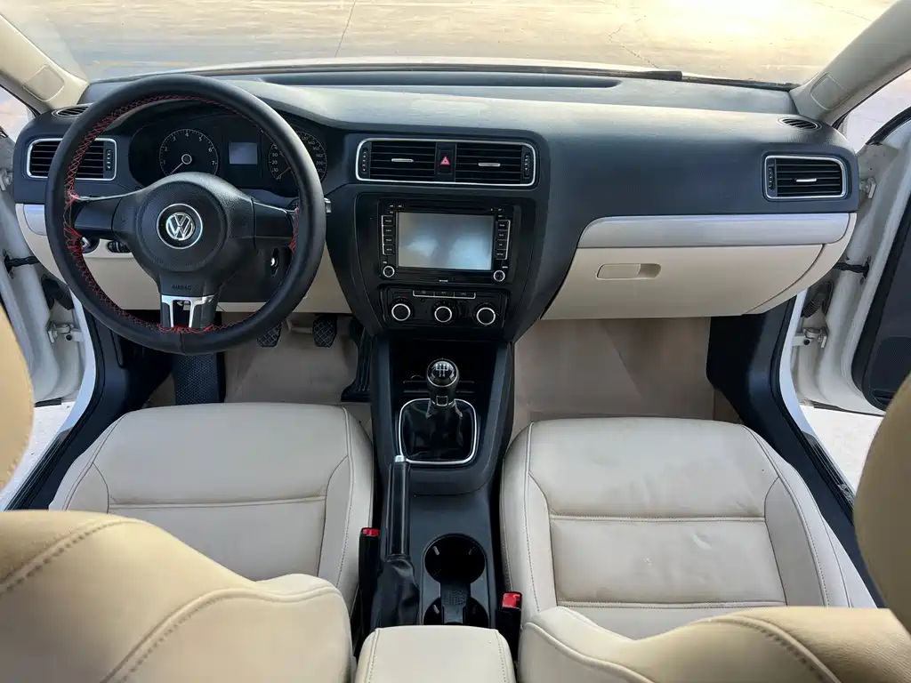 Volkswagen Sagitar 2014 1.6L MT Comfort