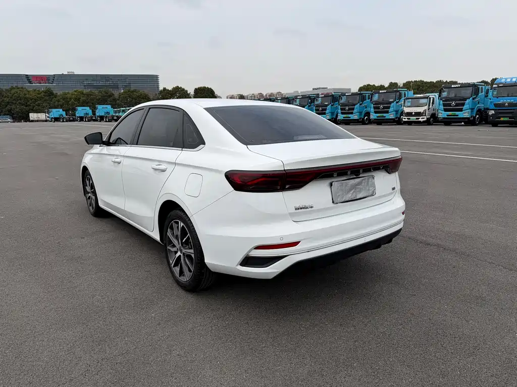 Geely Emgrand 2022 4 1.5L CVT Luxury