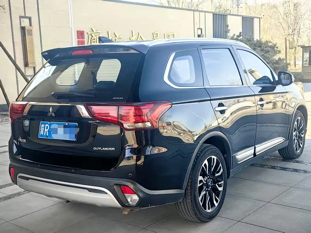 MITSUBISHI OUTLANDER