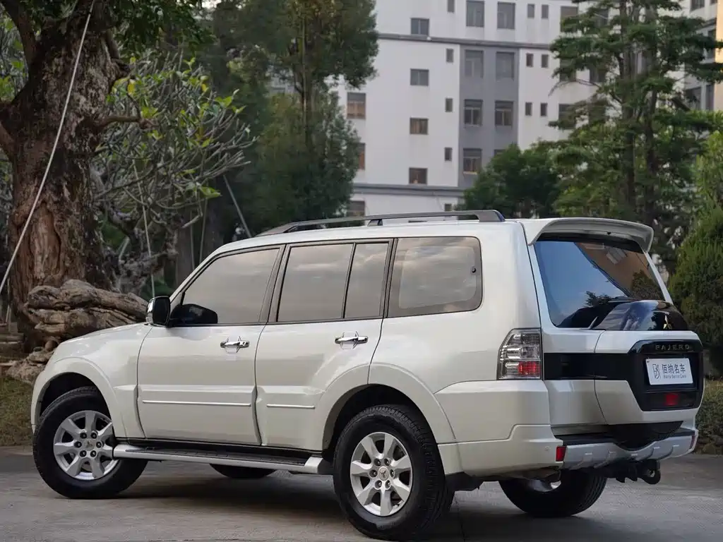 MITSUBISHI PAJERO