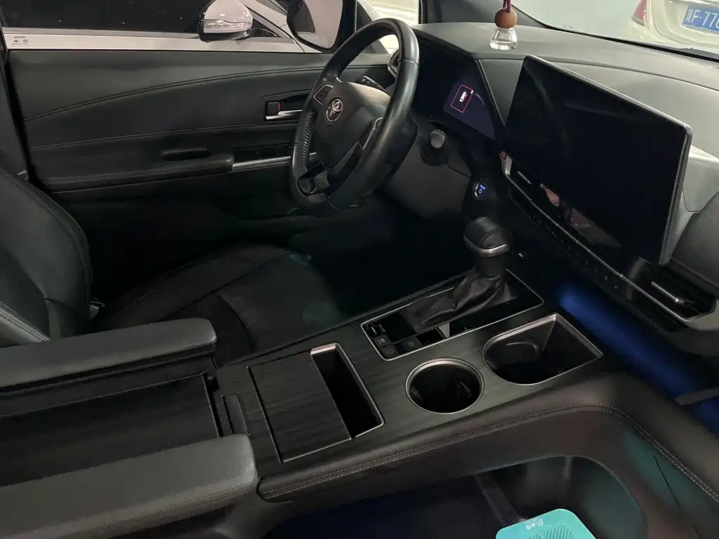 Toyota Sienna 2.5L Hybrid Supreme Edition, фото 6