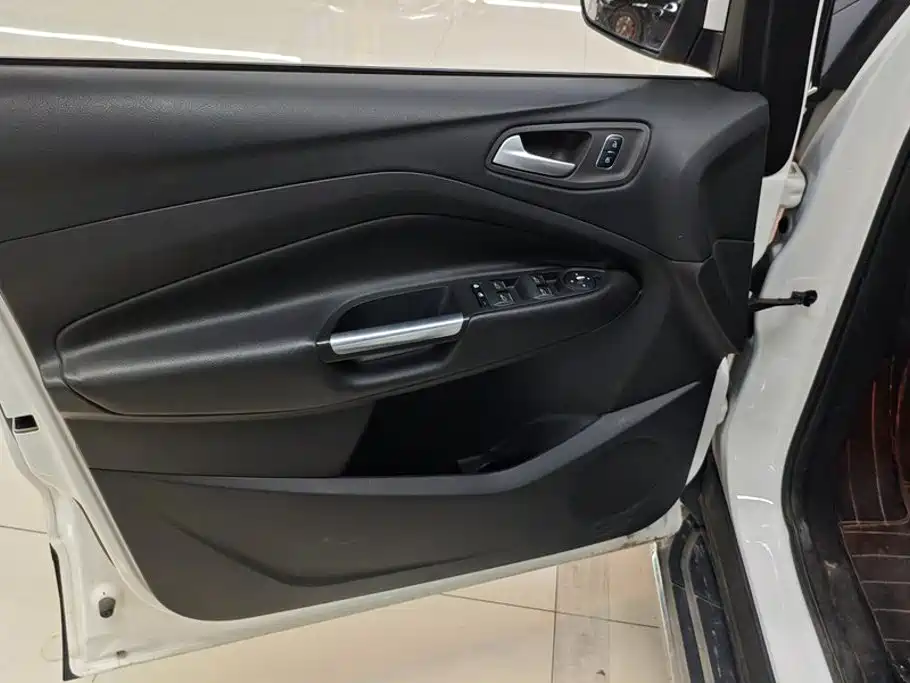 Ford Kuga — миниатюра 7