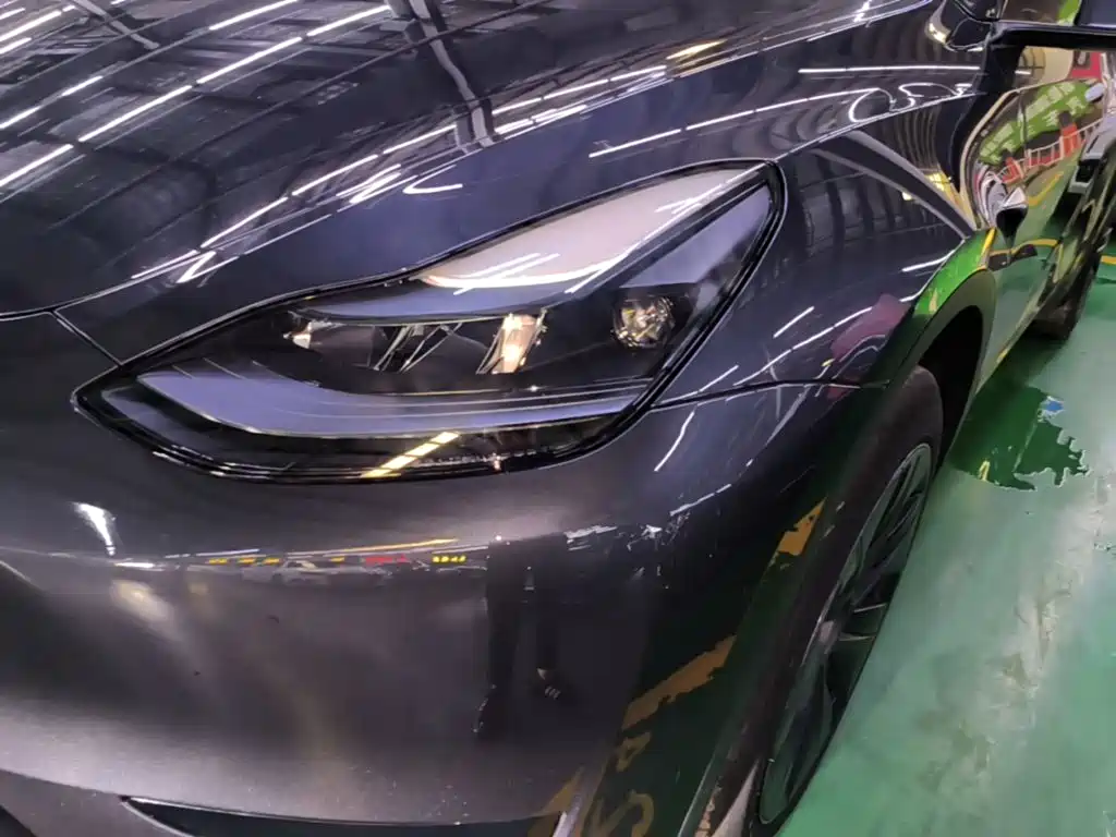 Tesla Model Y — миниатюра 24