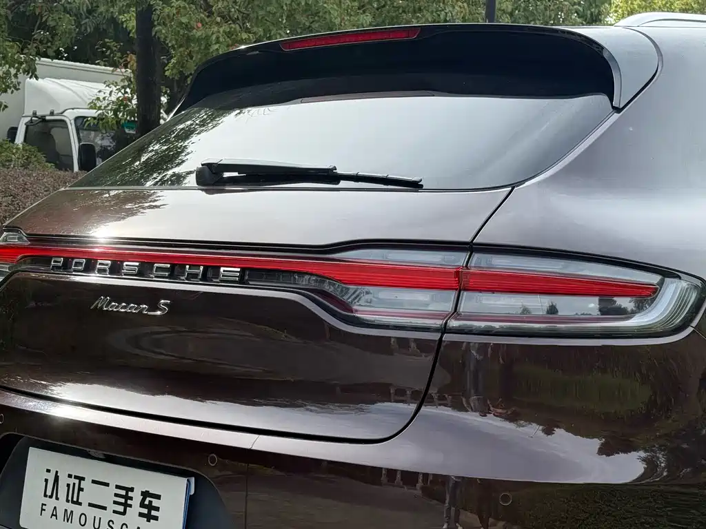 PORSCHE MACAN
