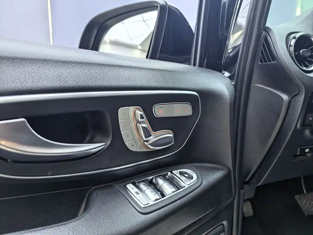 Mercedes-Benz Vito 2023 2.0T 7 мест