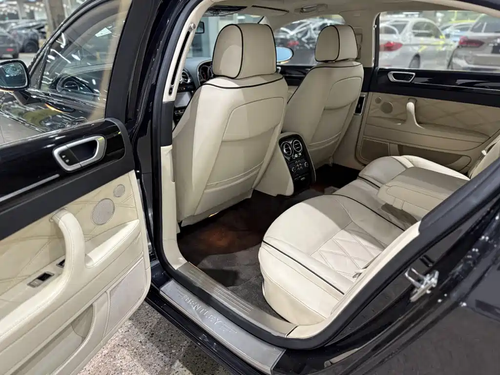 Bentley Flying Spur 2010 6.0T мест