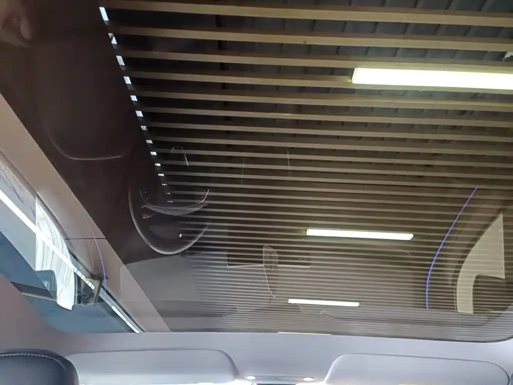 Tesla Model Y — миниатюра 18