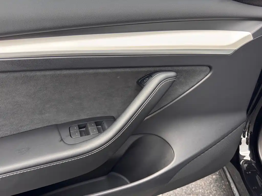 Tesla Model 3 — миниатюра 12