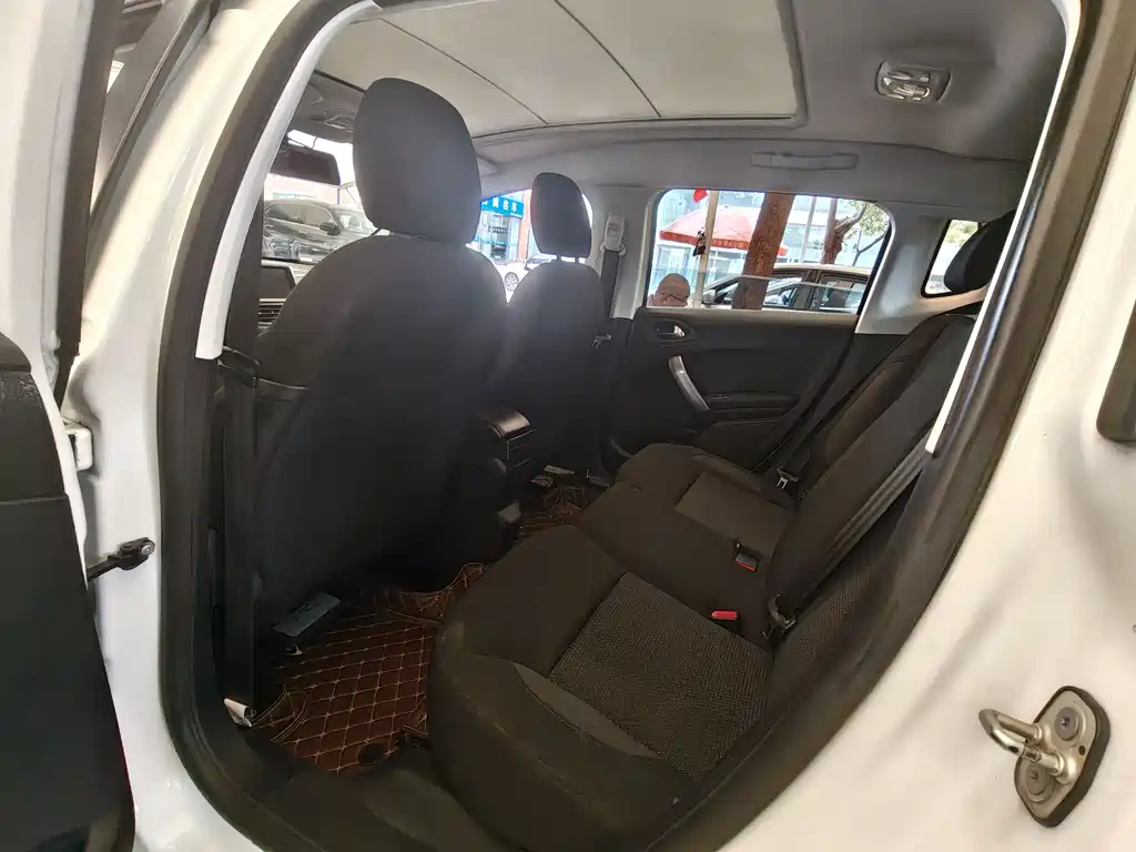 Peugeot 2008 2014 1.6L AT Fashion