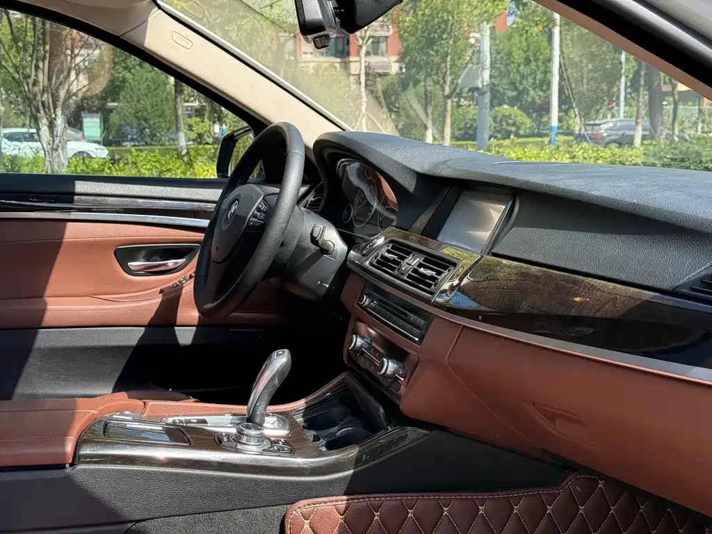 BMW 5 Series — миниатюра 11