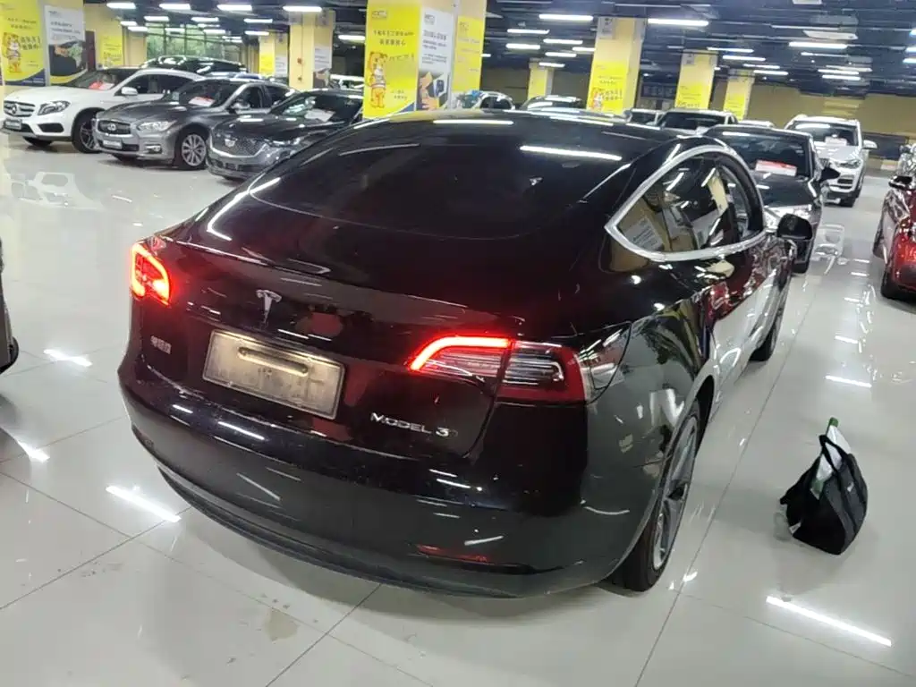 Tesla Model 3 — миниатюра 7