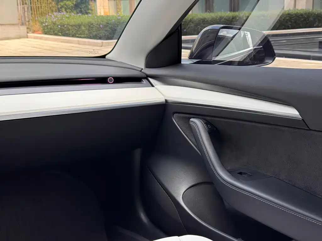 Tesla Model 3 — миниатюра 17