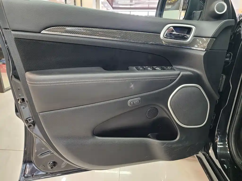 Jeep Grand Cherokee SRT — миниатюра 8